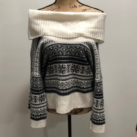 {Kensie} Off The Shoulder Sweater with Aztec Print - Picture 2 of 9